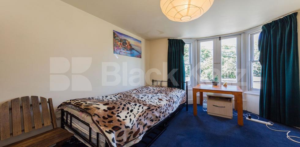 			GREAT VALUE !, 3 Bedroom, 1 bath, 1 reception Flat			 Whittington Road, Bounds Green